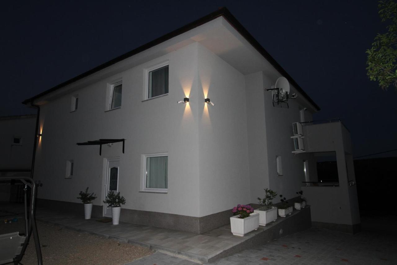 Apartments Klaudija Čižići Eksteriør bilde